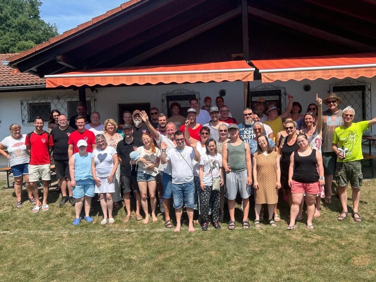 „VON WEGEN DOWN!“-Selbsthilfegruppe feiert 30-jähriges Jubiläum beim Sportgelände des FSC Hart