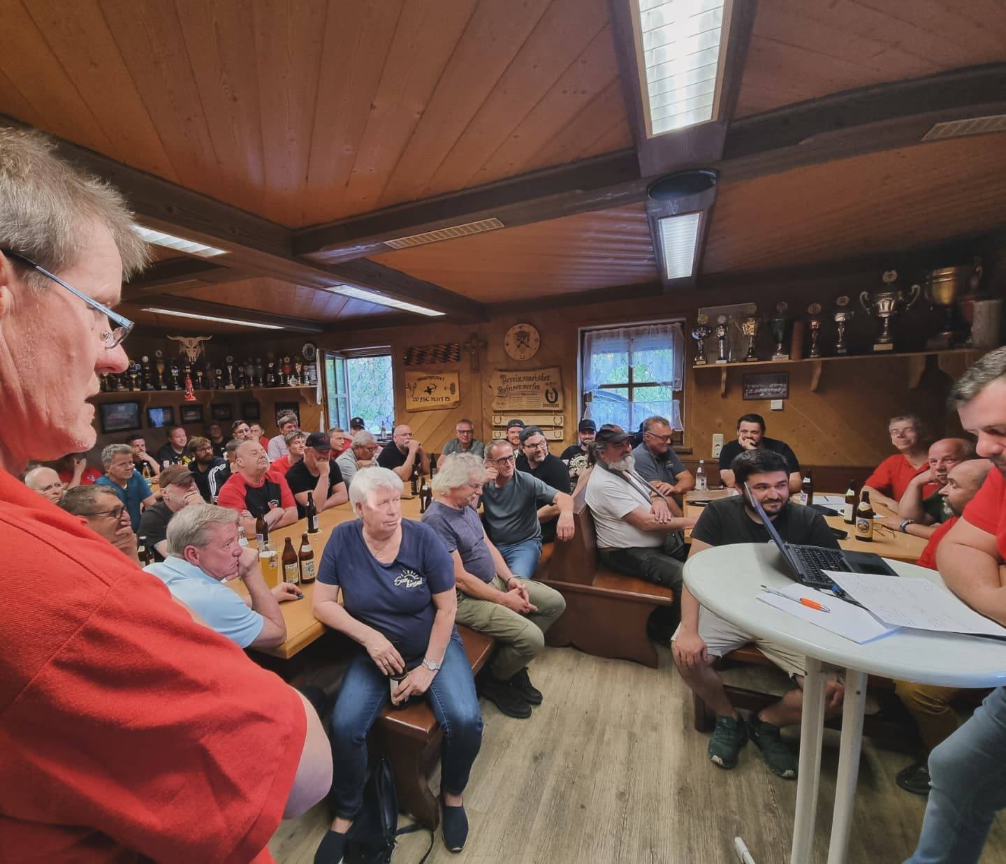 Mitgliederversammlung "für Sportheimerweiterung" und erteilt der Vorstandschaft des FSC Hart die nötigen Aktivitäten zu beginnen. Bild 2