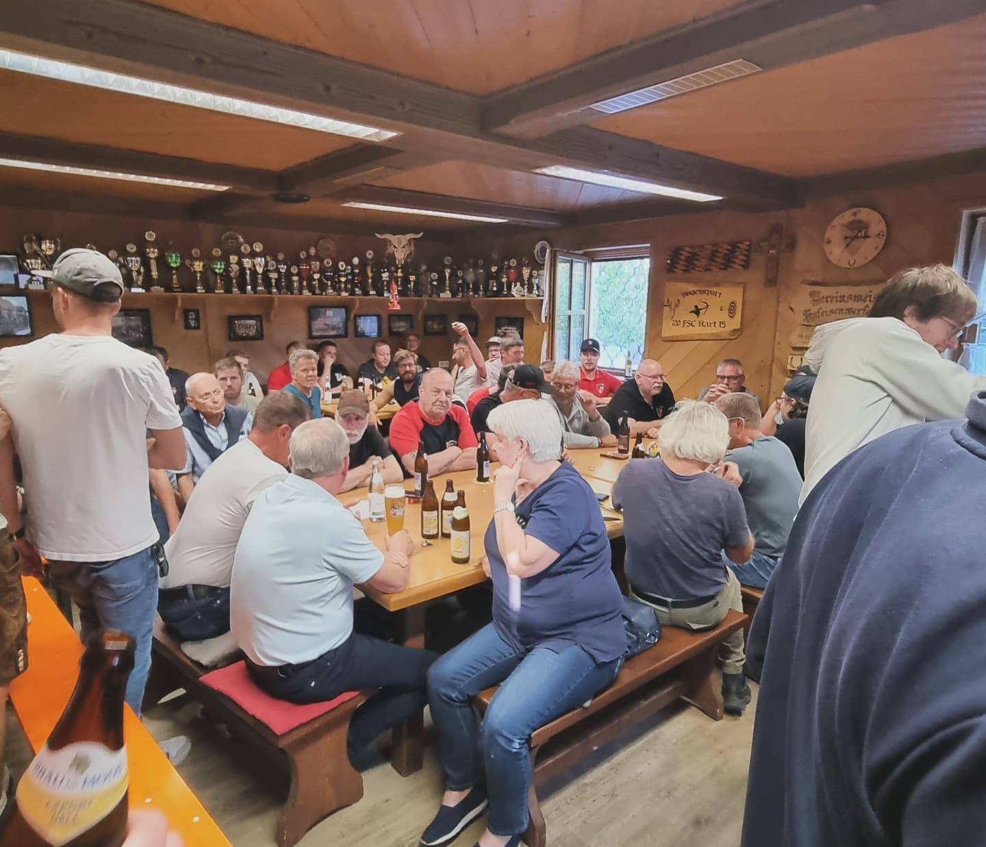 Mitgliederversammlung "für Sportheimerweiterung" und erteilt der Vorstandschaft des FSC Hart die nötigen Aktivitäten zu beginnen. Bild 5